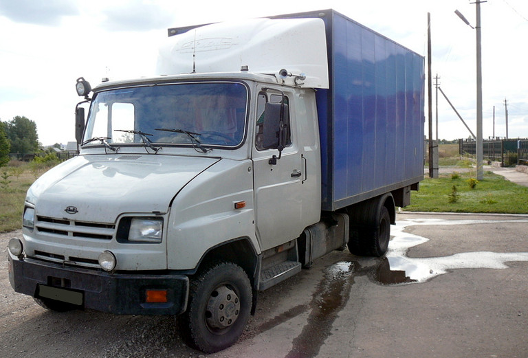 Заказать грузовой автомобиль для доставки вещей : Швейная машина со столом из Фролова в Волжский